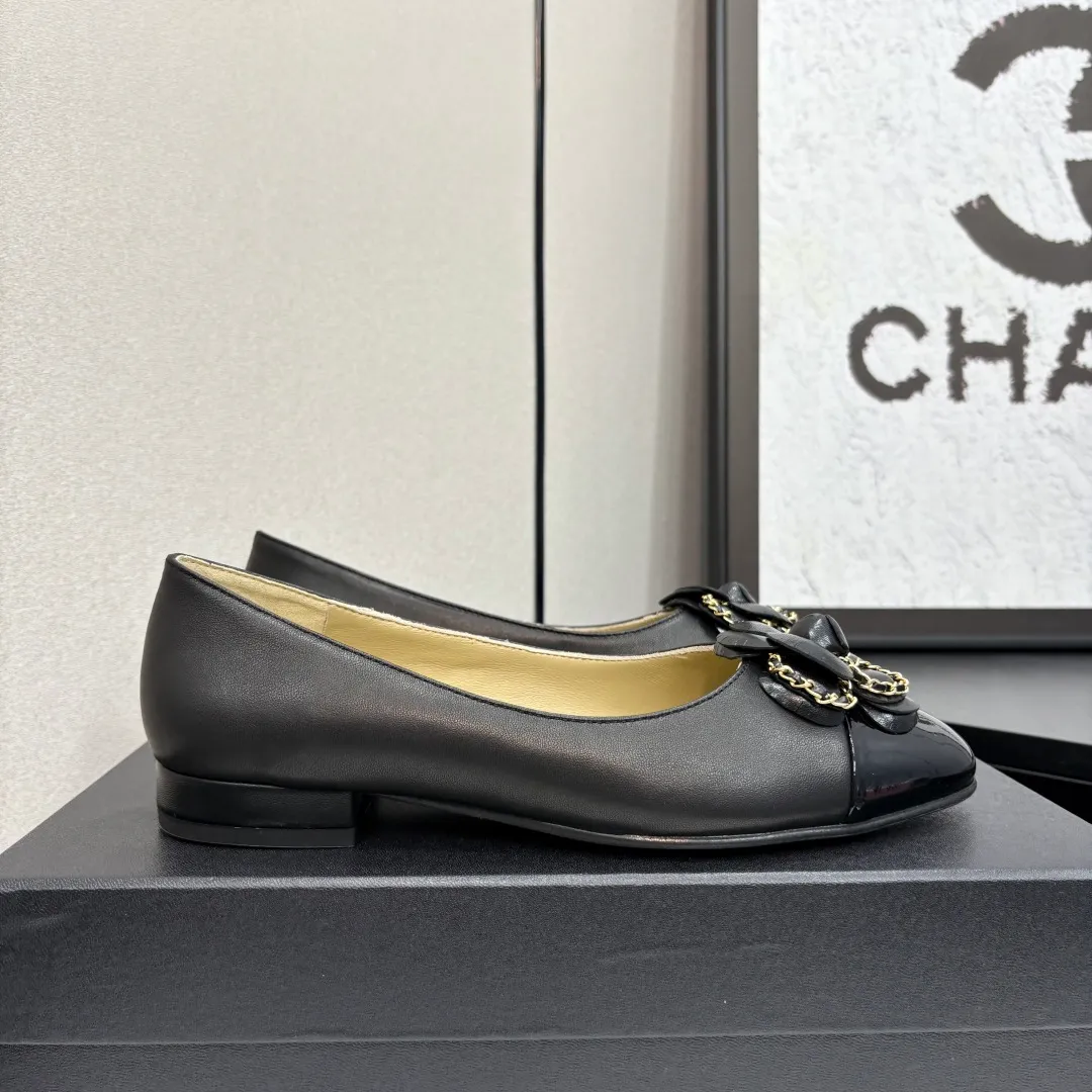 👟👟Ex-factory price 580👟👟 CHANEL｜Chanel Chanel 25C early spring new product Camellia series flat shoes This season’s Camellia series is really beautiful😍 Grandma Xiang’s family has always been elegant and ladylike, full of high-end sense! It’s very nice on the feet~ Whether worn barefoot or paired with skirts or trousers, it’s very versatile! Incomparably beautiful! Extraordinarily fairy 🧚 Overwhelmingly girly‼ ️ The upper is made of imported lambskin, the lining is made of mixed sheepskin, and the Italian A-grade leather outsole Size: 35-39 (40/41 customized)